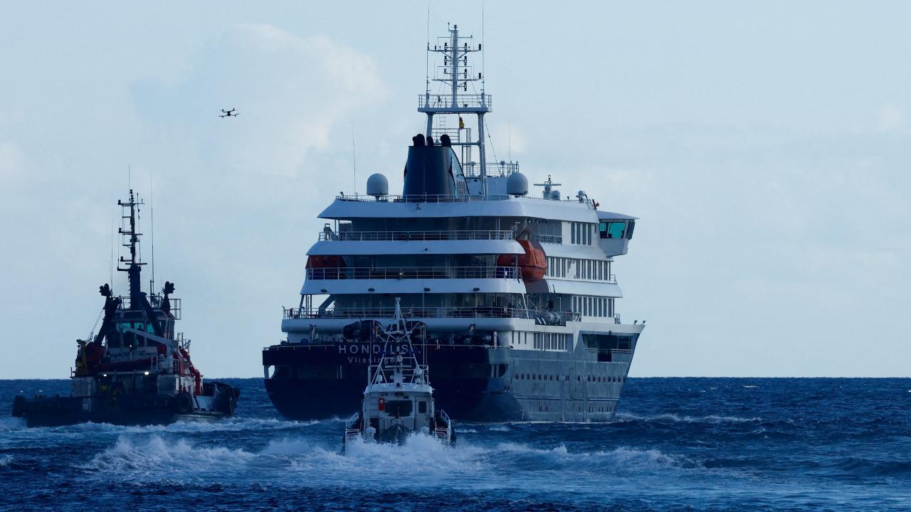 Hantavirüs vakalarının olduğu yolcu gemisi Tenerife'den ayrılarak Rotterdam'a hareket etti