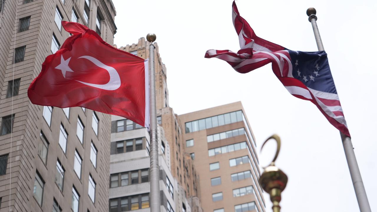 New York'ta 43. Türk Günü Yürüyüşü için bayrak çekme töreni düzenlendi