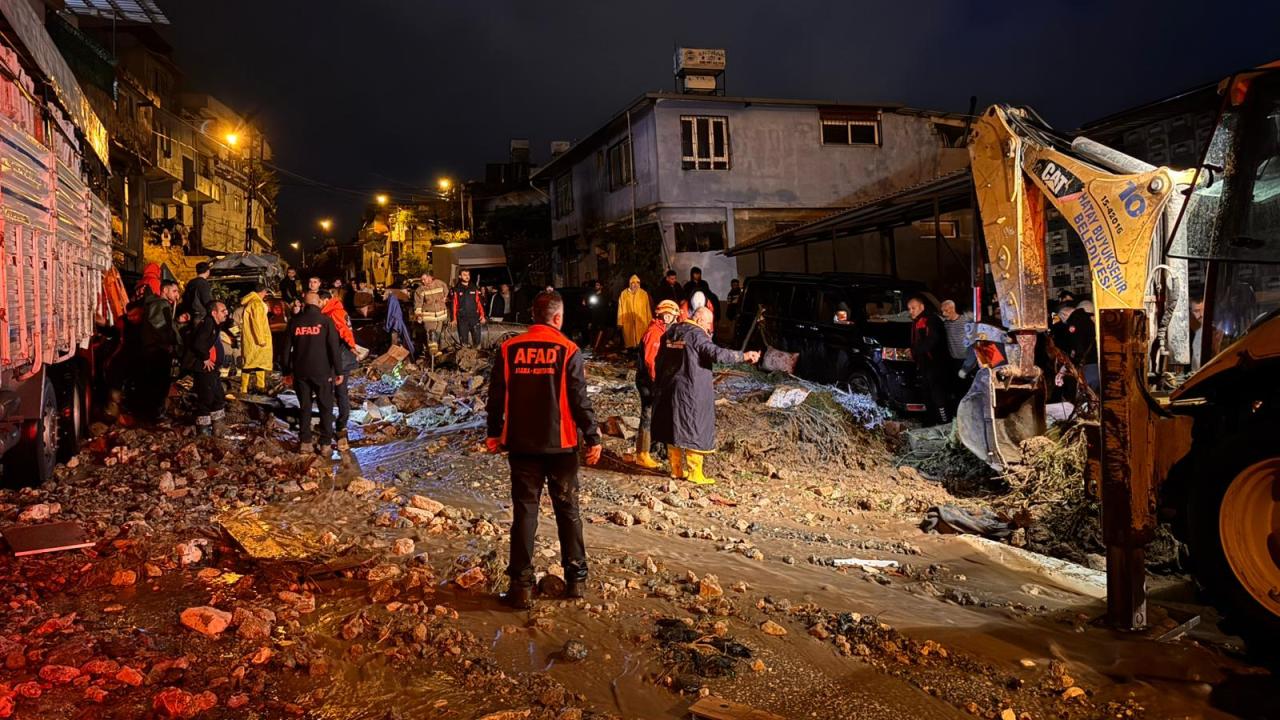 Hatay'da sağanak sele dönüştü: 3 kişi hayatını kaybetti