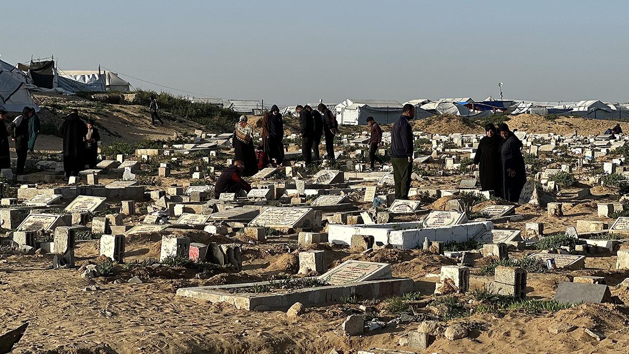 Filistin topraklarını gasbeden İsrailliler, Batı Şeria'da mezar taşlarını tahrip etti