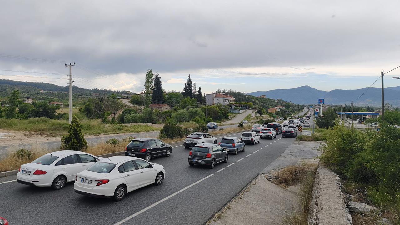 Muğlada tatil trafiği: Araç kuyrukları kilometrelerce uzadı