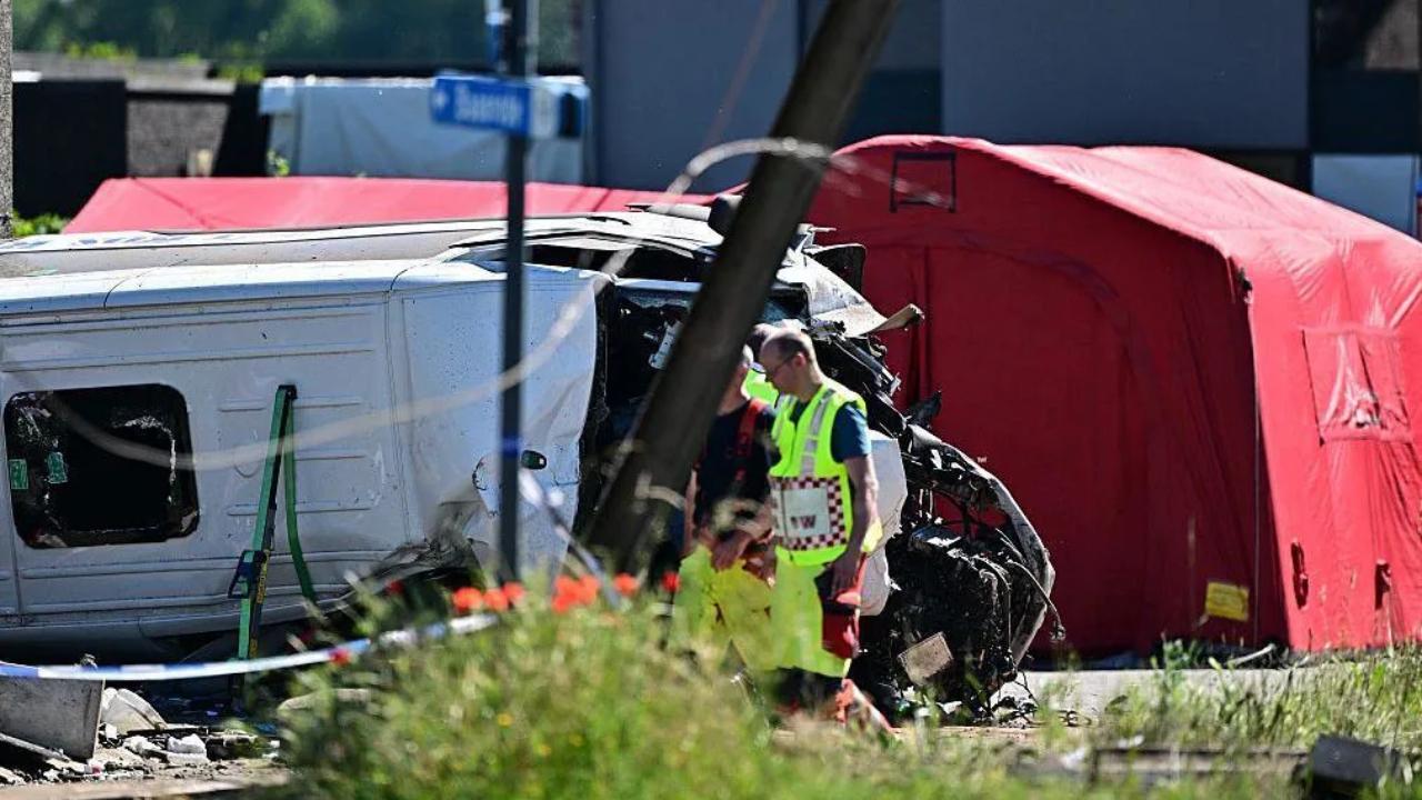 Belçika'da trenle okul servisi çarpıştı: Çok sayıda ölü var