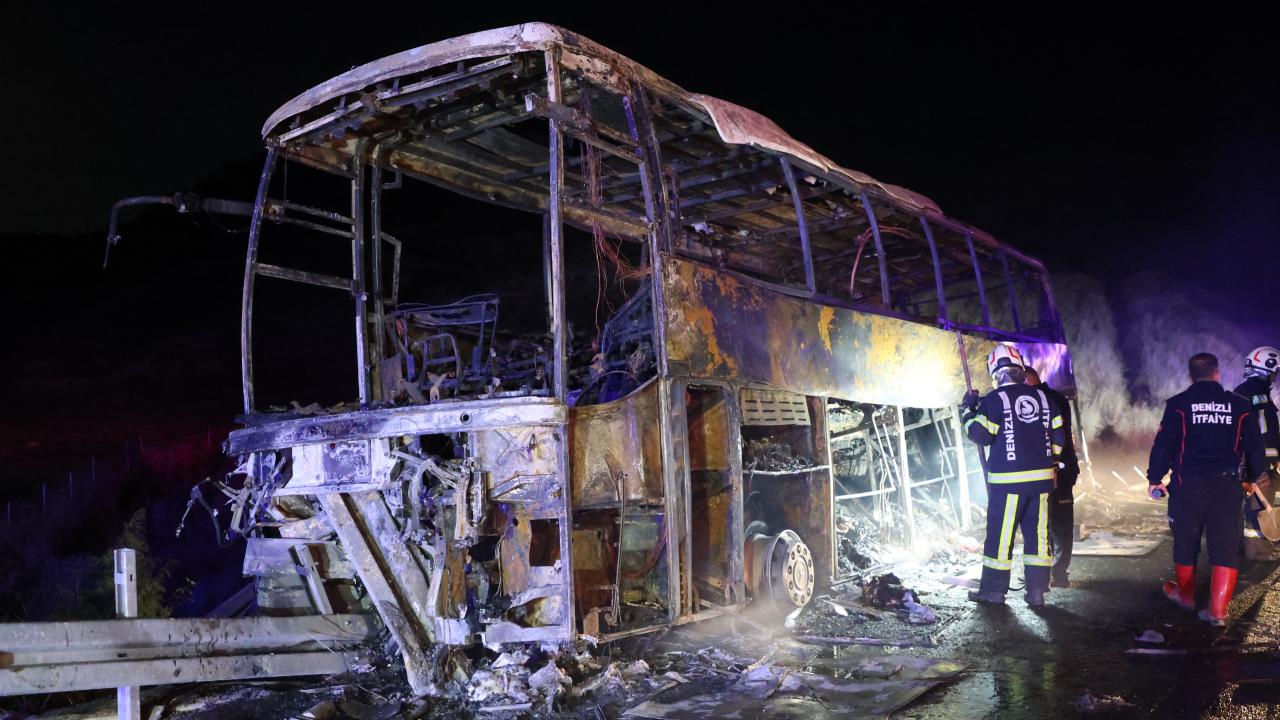 Bariyere çarpan yolcu otobüsü alev aldı: 8 ölü 33 yaralı