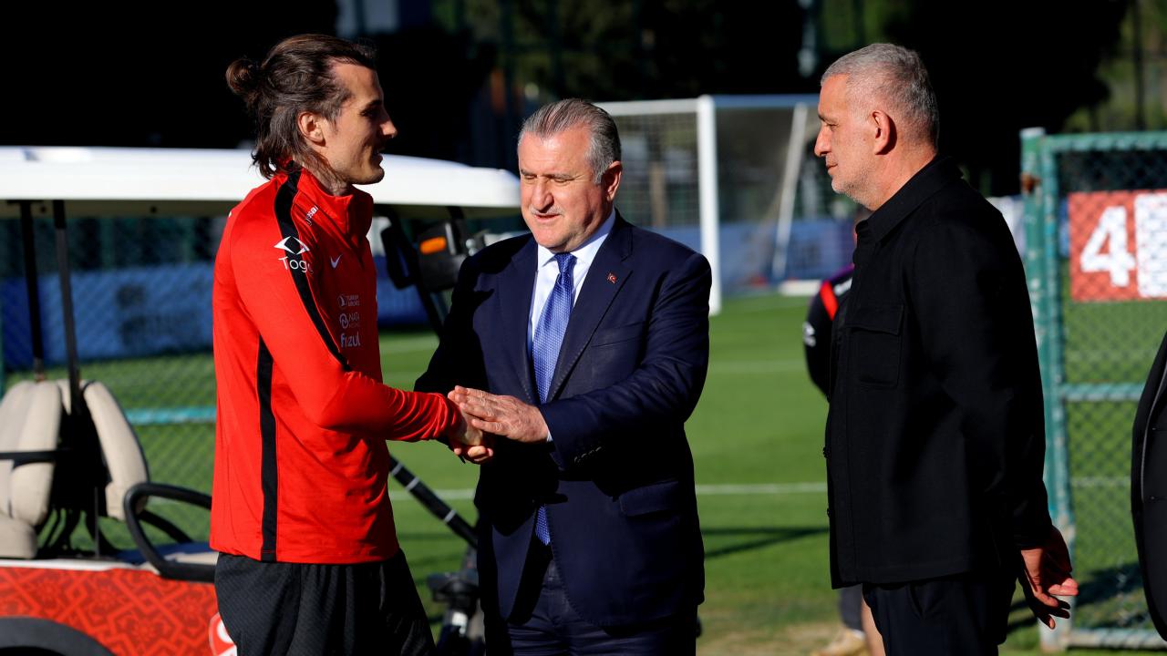 Bakan Bak'tan A Milli Futbol Takımı'na ziyaret