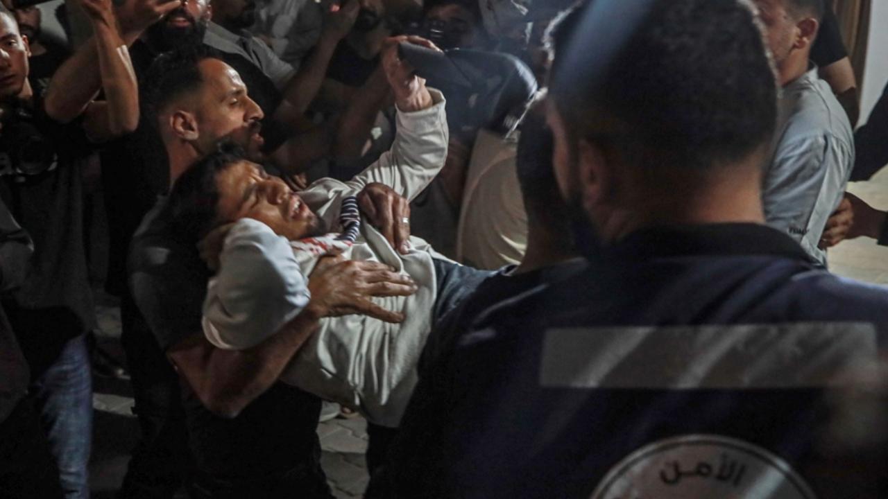 Katil İsrail'in Gazze'ye saldırısında 10 Filistinli yaralandı