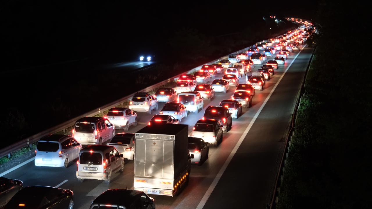 İstanbula dönüş yolunda trafik durma noktasına geldi