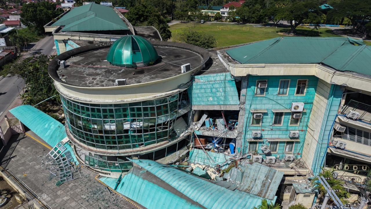 Filipinler'de 7,8 büyüklüğündeki depremde ölenlerin sayısı 78'e yükseldi