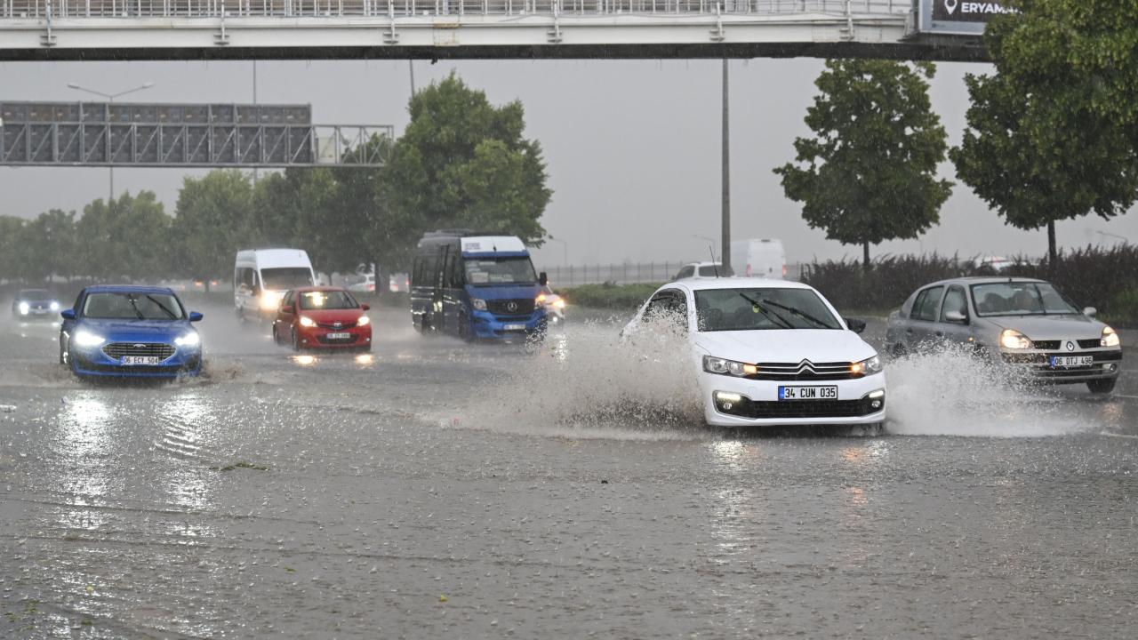 Ankara'da sağanak ve dolu etkili oldu