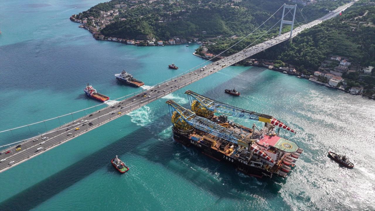 Dev vinç gemisi İstanbul Boğazı'nda