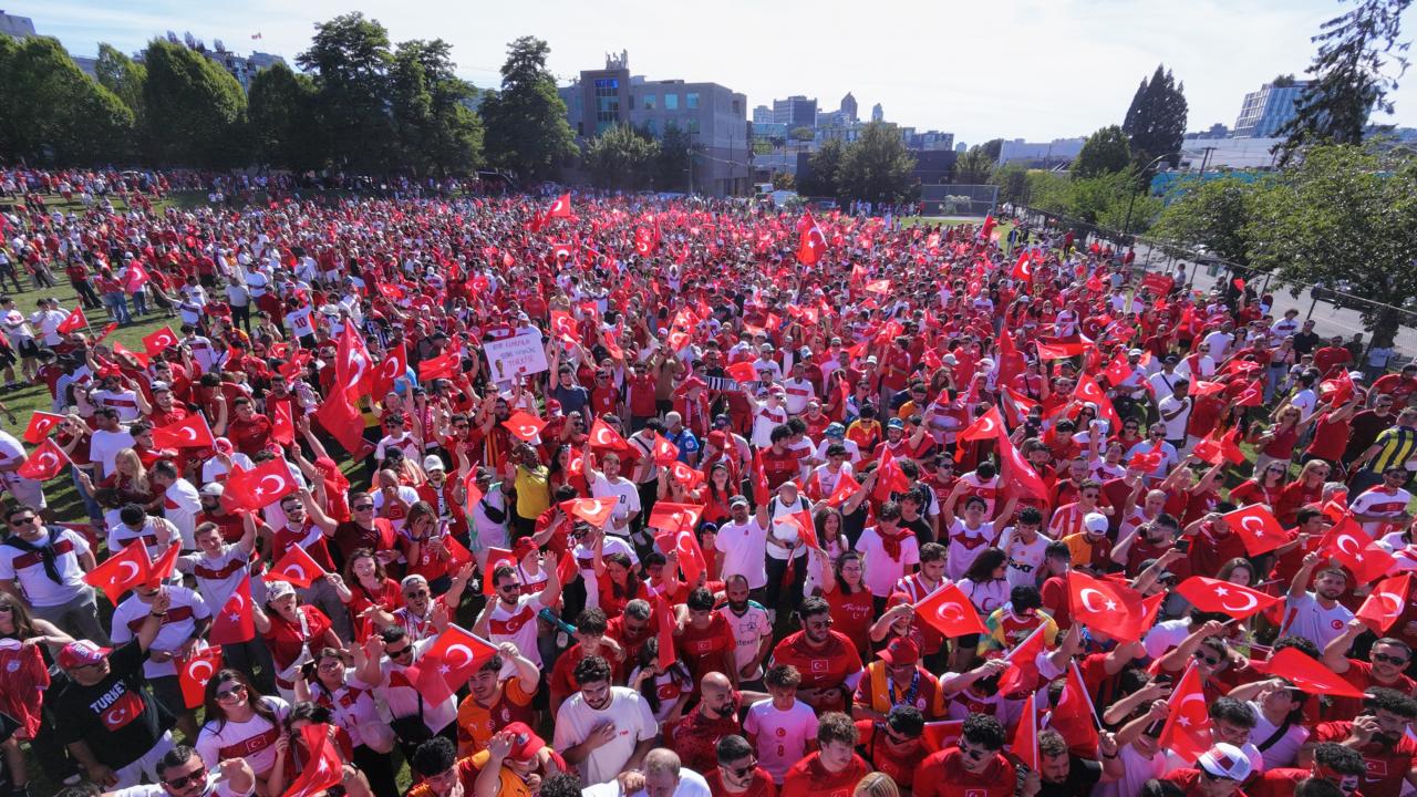 Türk taraftarlar, Jonathan Rogers Parkta bir araya geldi