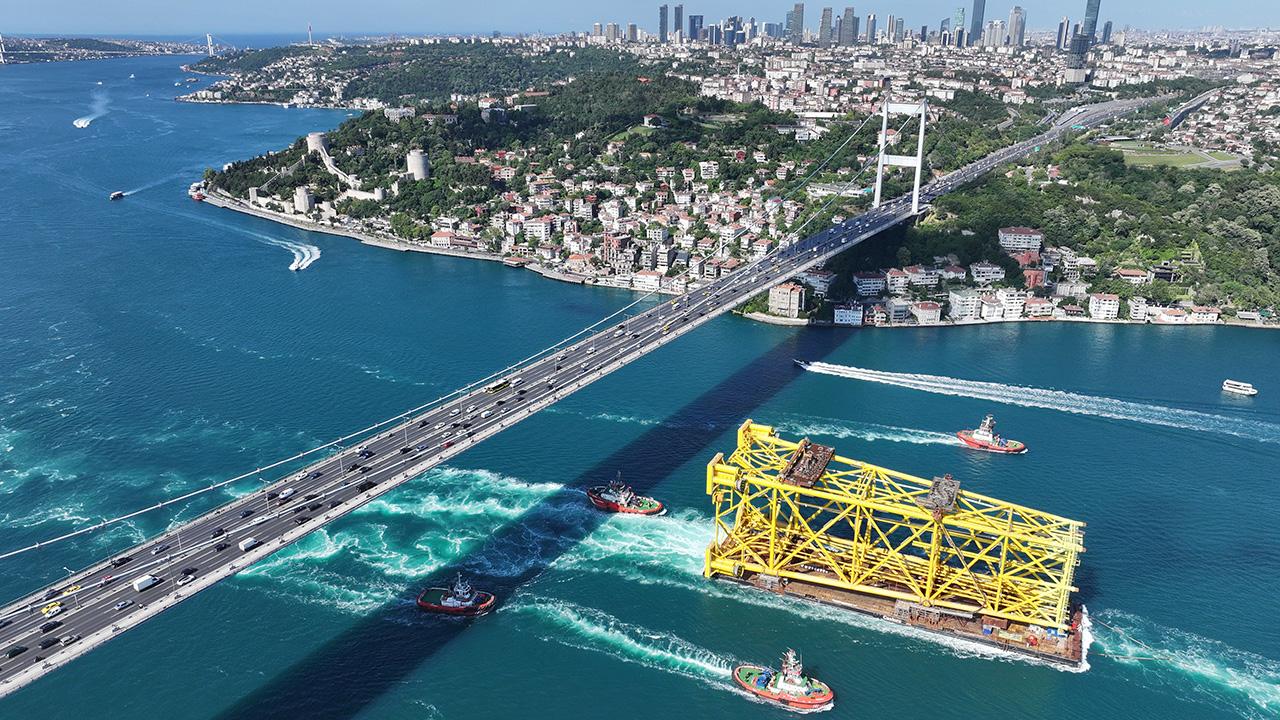 350 metrelik sondaj platformu İstanbul Boğazından geçti