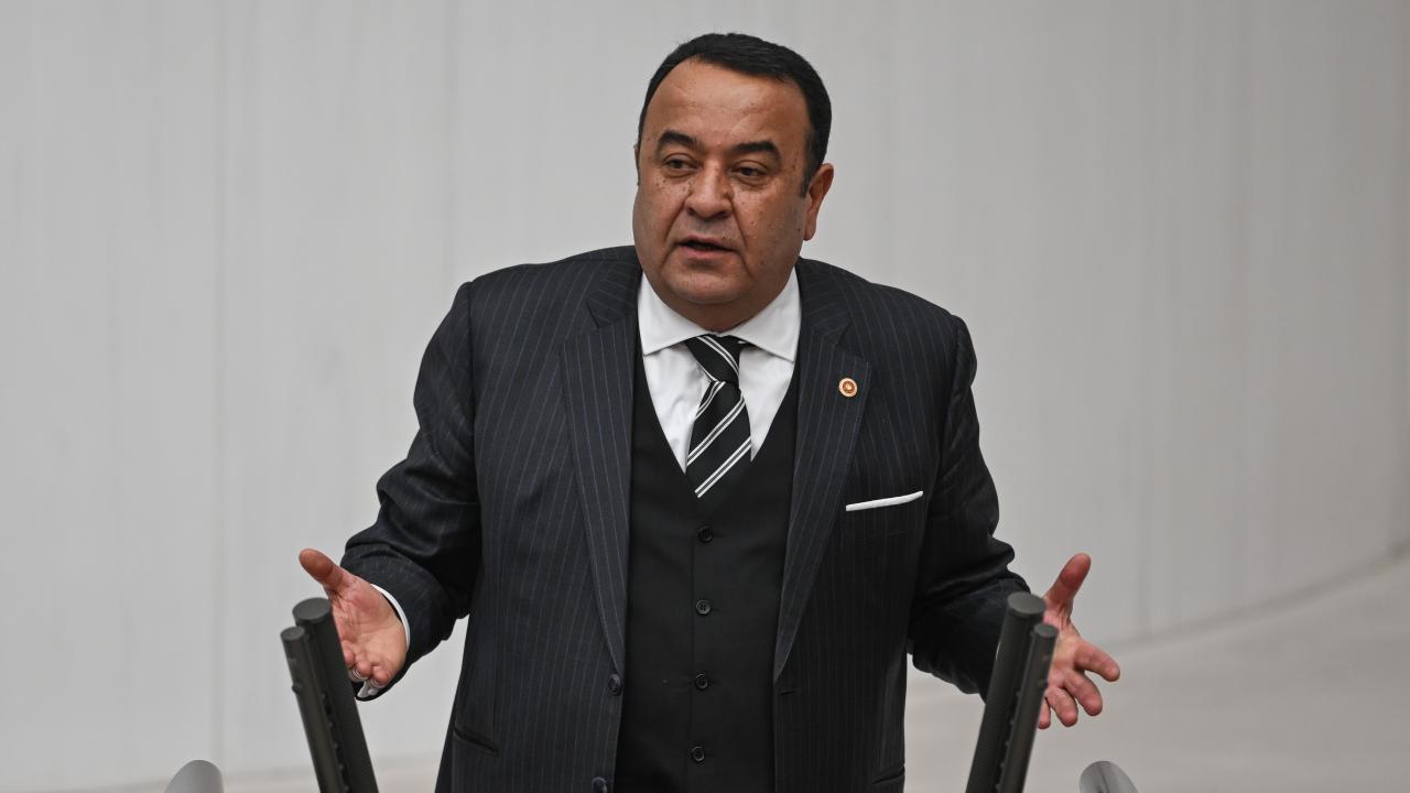 CHP Ankara Milletvekili Adnan Beker, partisinden istifa etti