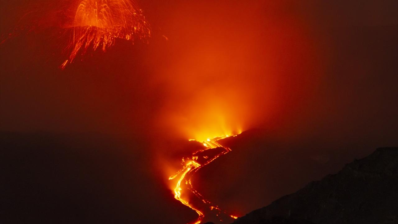 İtalya'da Etna Yanardağı'nın patlamasıyla oluşan kül bulutu uçuşları aksattı