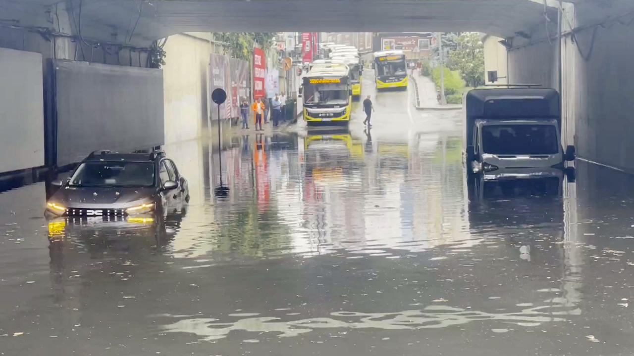 İstanbul'da beklenen yağış felç etti: Yollar göle döndü