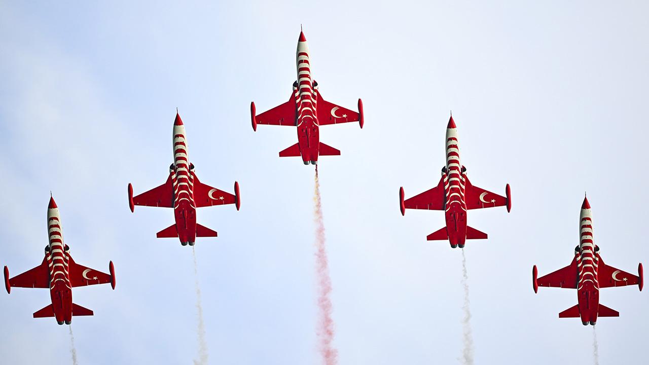 Başkent semalarında Türk Yıldızları uçuşu heyecanı