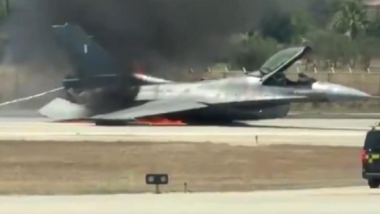 Yunanistanda acil iniş yapan F16 savaş uçağı alev aldı