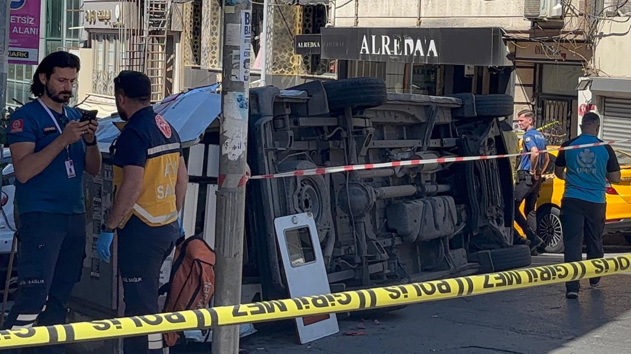 İETT otobüsü ambulansa çarptı: 5 yaralı
