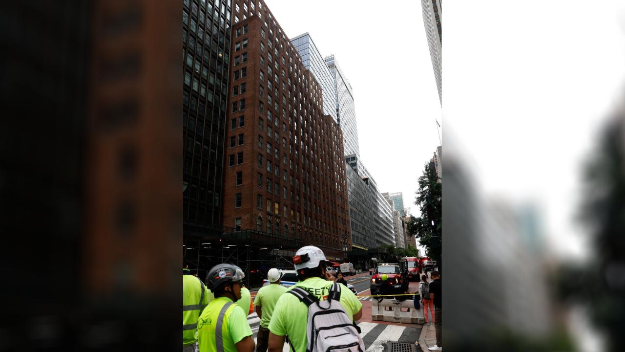 New York'ta 37 katlı binanın yıkılma tehlikesi nedeniyle yollar kapatıldı