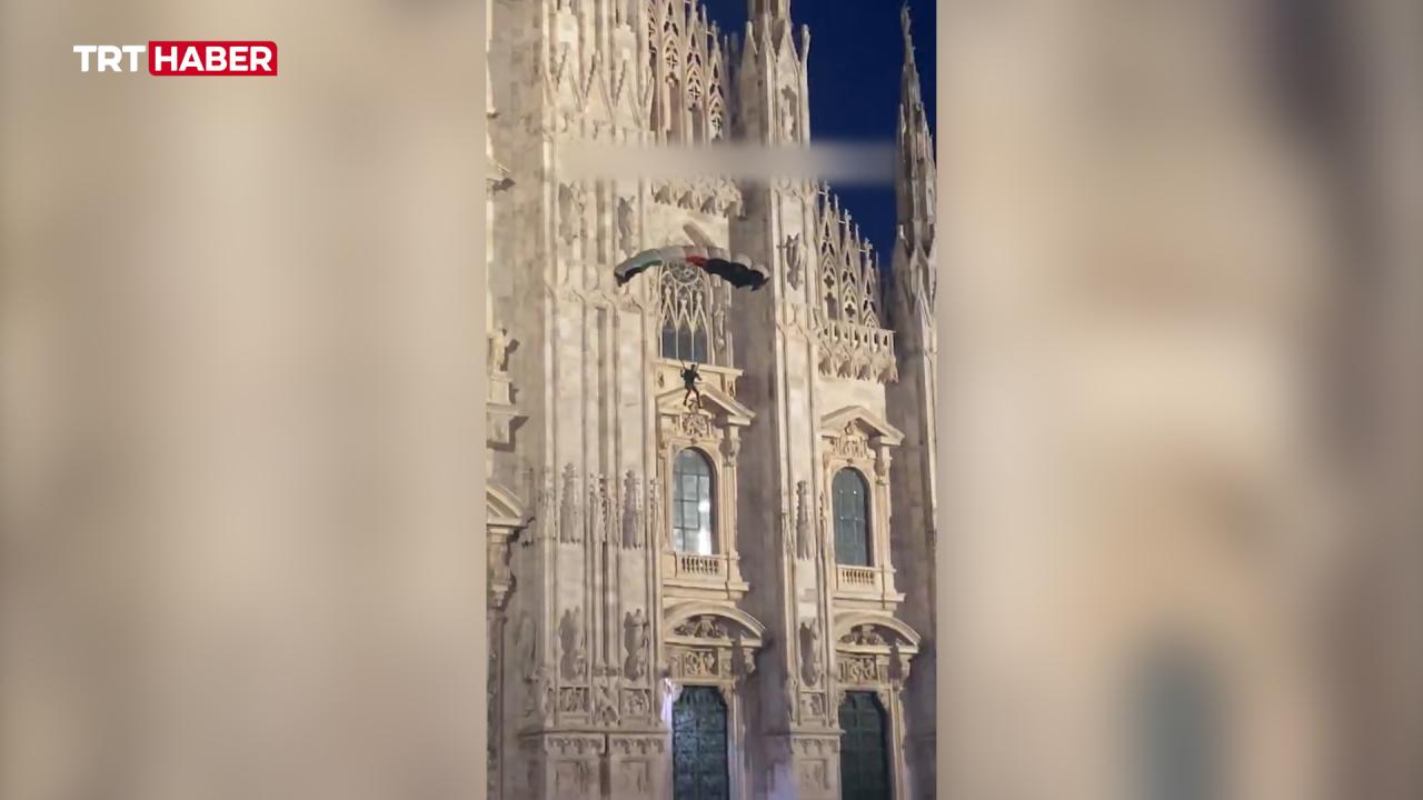 Milano'da Filistin bayrağı renklerindeki paraşütüyle Duomo Katedrali'nden atladı