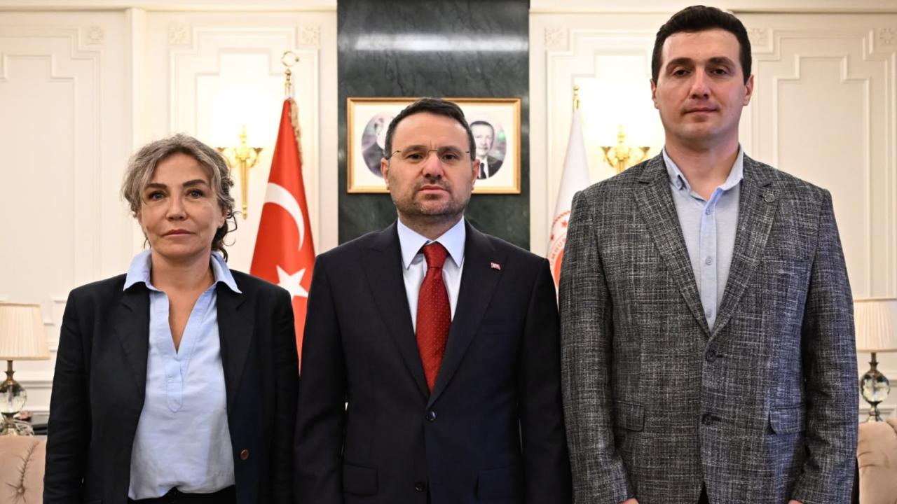 Bakan Gürlek, Behçet Oktayın ailesini kabul etti