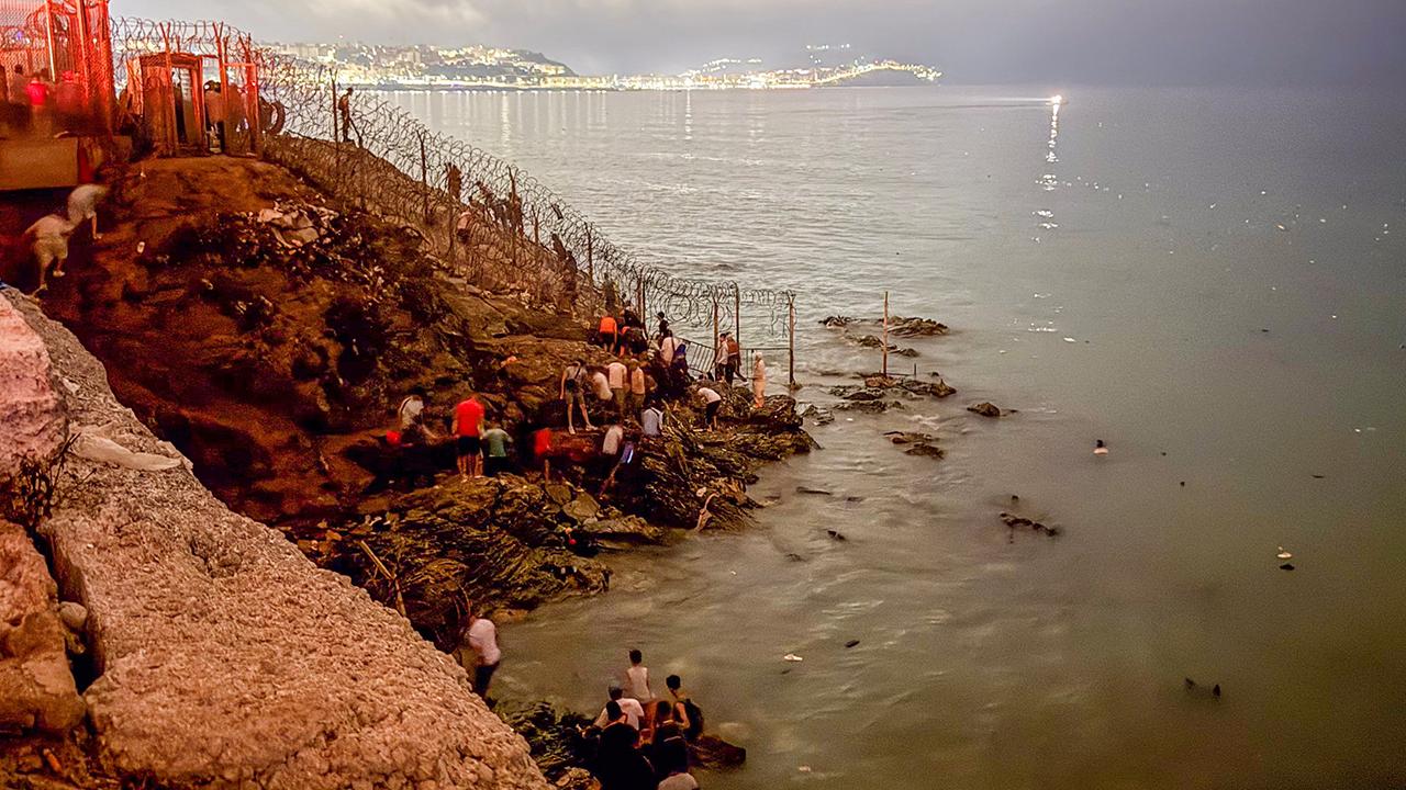 İspanya, son 24 saatte 49 binden fazla kişinin Sebte'ye geçtiğinin düşünüldüğünü bildirdi