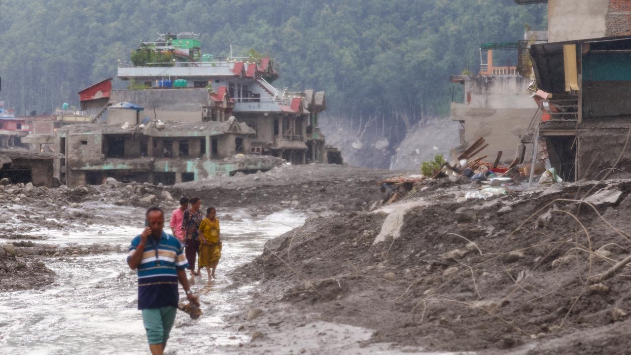BM: Nepal'deki seller en az 2,2 milyon ton enkaz bıraktı