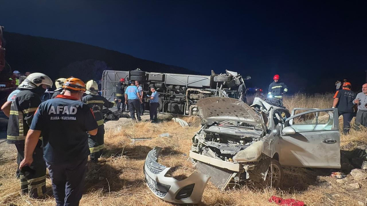 Gaziantep'te yolcu midibüsü ile otomobil çarpıştı: 7 ölü, 13 yaralı