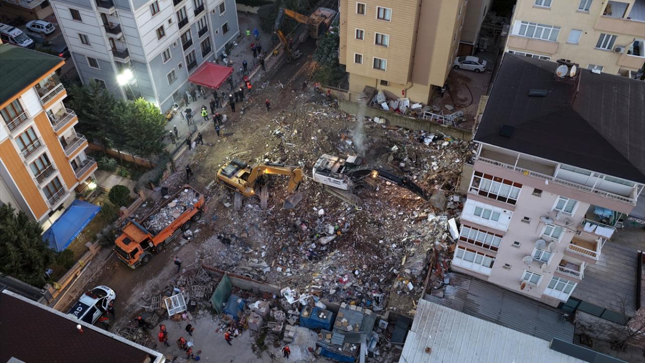 İstanbul'da 7 katlı bina kısmen çöktü: 5 kişi hayatını kaybetti